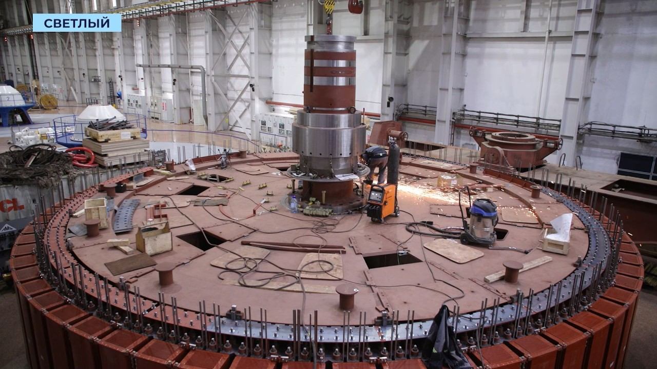 Смотреть На Светлинской ГЭС готовят к установке 430-тонный ротор четвёртого гидроагрегата